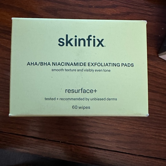Skin AHA/BHA Exfoliating Pads in Light Green Box - Picture 2 of 6